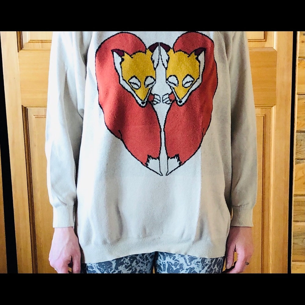 Sweater with foxes